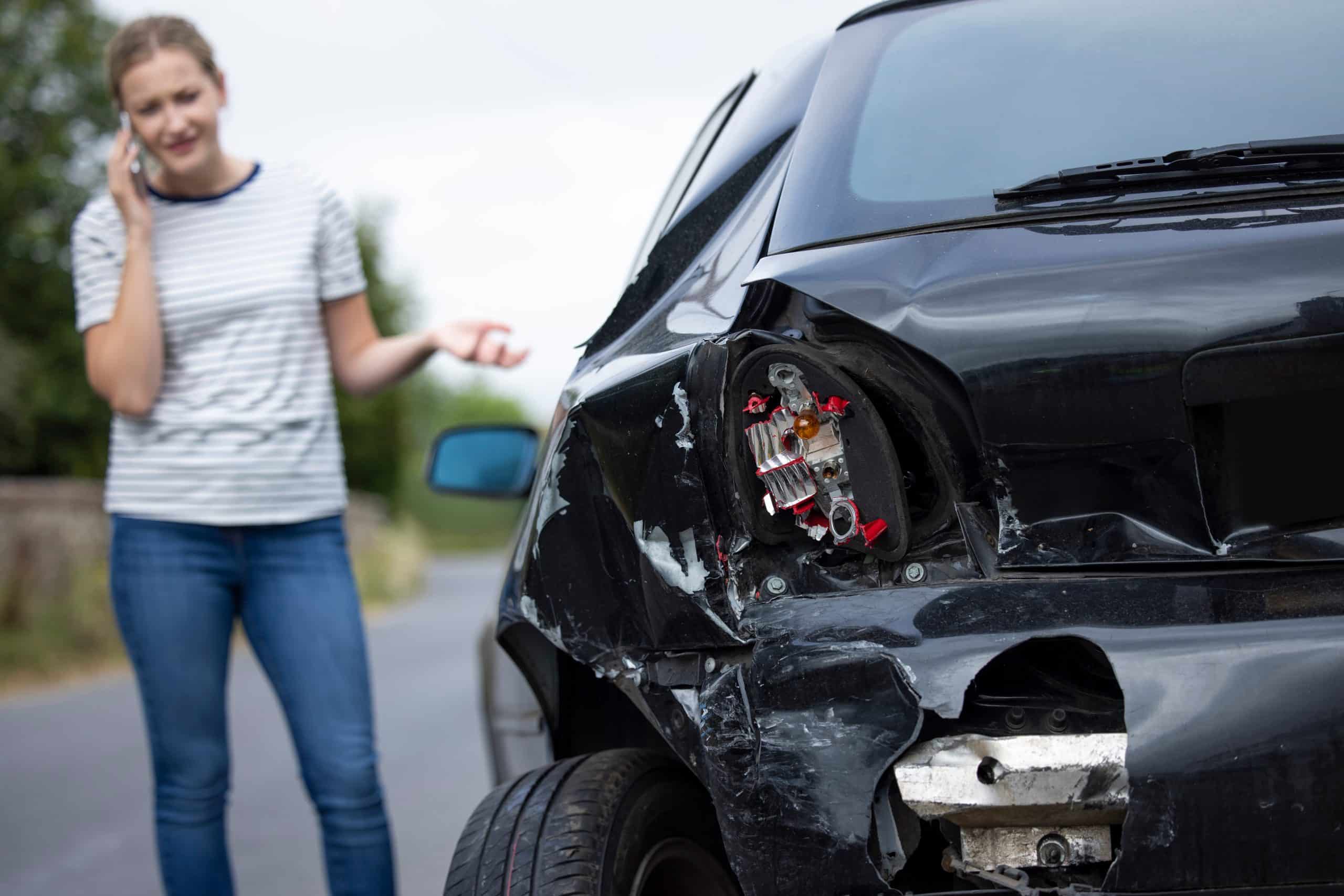 a woman calling a lawyer after a car accident in Baton Rouge